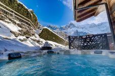 Chalet Belachat a des vues magnifiques sur l'Aiguille du Midi et le Mont Blanc depuis le jacuzzi 