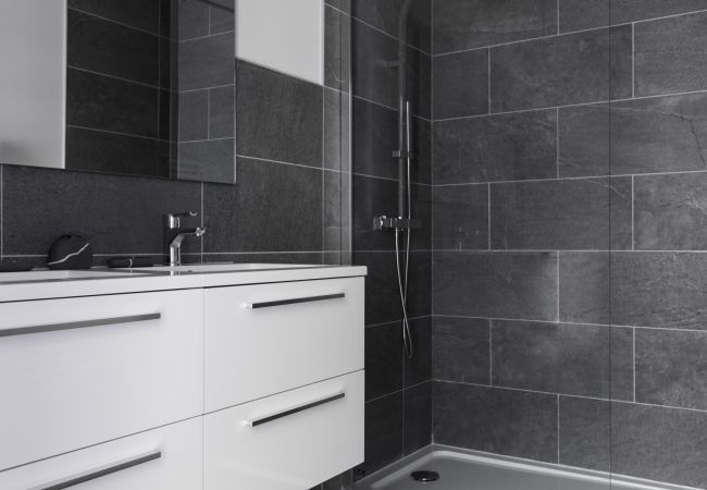 Salle de bain avec WC séparé Chamois 2 a une salle de bain avec WC séparé