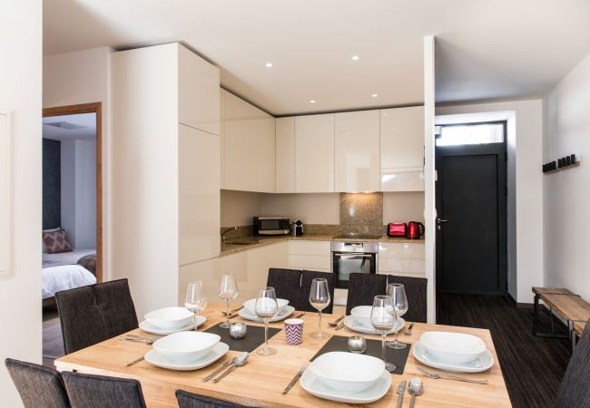 Cuisine moderne avec table à manger L'appartement Chamois 2 dispose d'une cuisine moderne avec table a manger