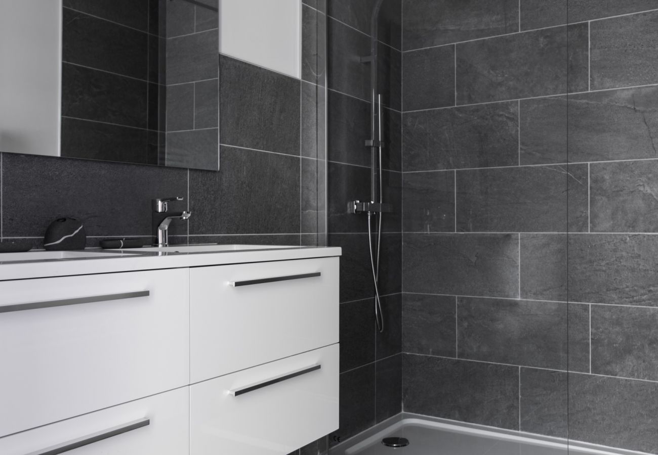 Salle de bain avec WC séparé Chamois 2 a une salle de bain avec WC séparé