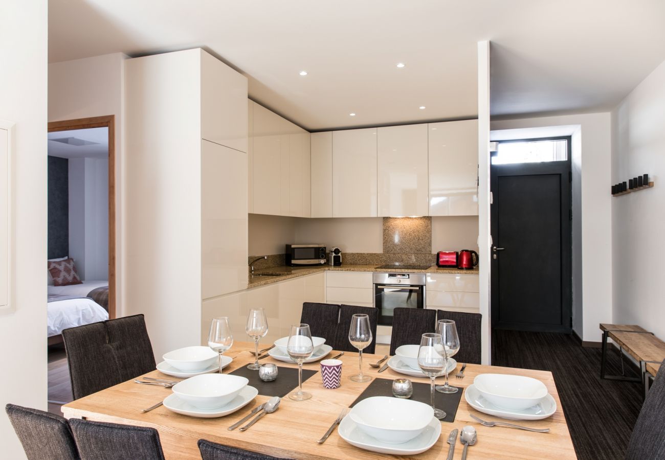 Cuisine moderne avec table à manger L'appartement Chamois 2 dispose d'une cuisine moderne avec table a manger
