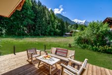 Chalet Sanaz a une terrasse ensoleillée donnant sur le jardin puis sur un champ