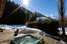 Chalet Sanaz a une jacuzzi avec vue sur les montagnes