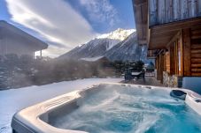 Chalet Planards 1 a un jacuzzi avec vue sur les montagnes