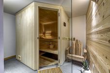 Chalet Planards 1 a un sauna pour la relaxation par la chaleur, avec douche adjacente