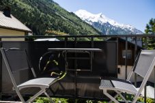 Chamois 4 a un balcon ensoleillé avec mobilier d'extérieur