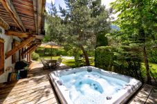 Chalet les Sauberands  a un jardin avec jacuzzi et piscine.