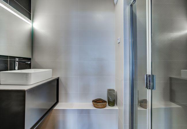 Salle de bain de la Chambre 1 avec douche et lavabo La salle de bain de la Chambre 1 de White Pearl A36 a une douche et lavabo