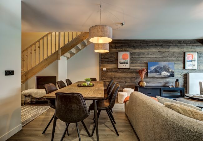 Escalier vers l'étage supérieur et les Chambres 2, 3 et 4 Le White Pearl A36 dispose d'un escalier menant à l'étage supérieur et aux chambres 2, 3 et 4