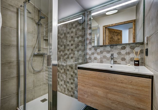 Salle de bain avec WC séparé à l'étage supérieur White Pearl A36 a une salle de bain avec un WC séparé à l'étage supérieur