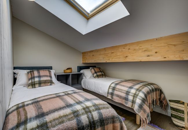 Chambre 4, 2ème lit sous poutre avec hauteur de tête restreinte La 2ème lit de Chambre 4 de White Pearl A36 est sous une poutre avec hauteur de tête restreinte