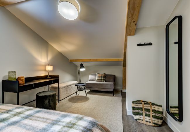 Chambre 2, spacieuse avec un coin salon cosy Chambre 2 de White Pearl A32 est spacieuse avec un coin salon cosy