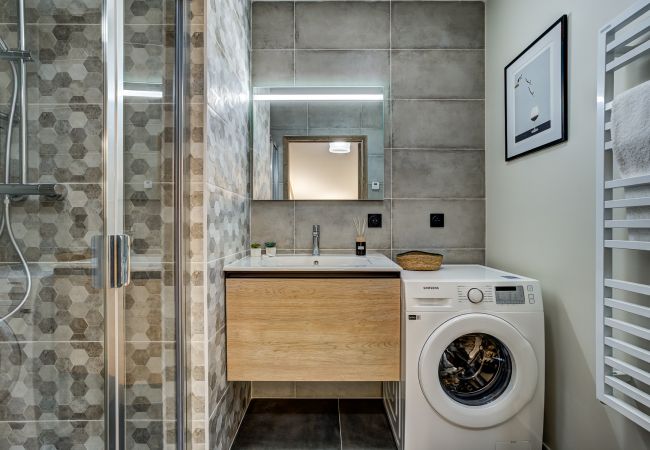 2ème salle de douche avec machine à laver L'étage supérieur de White Pearl A32 a 2 salles d'eau et un WC séparé