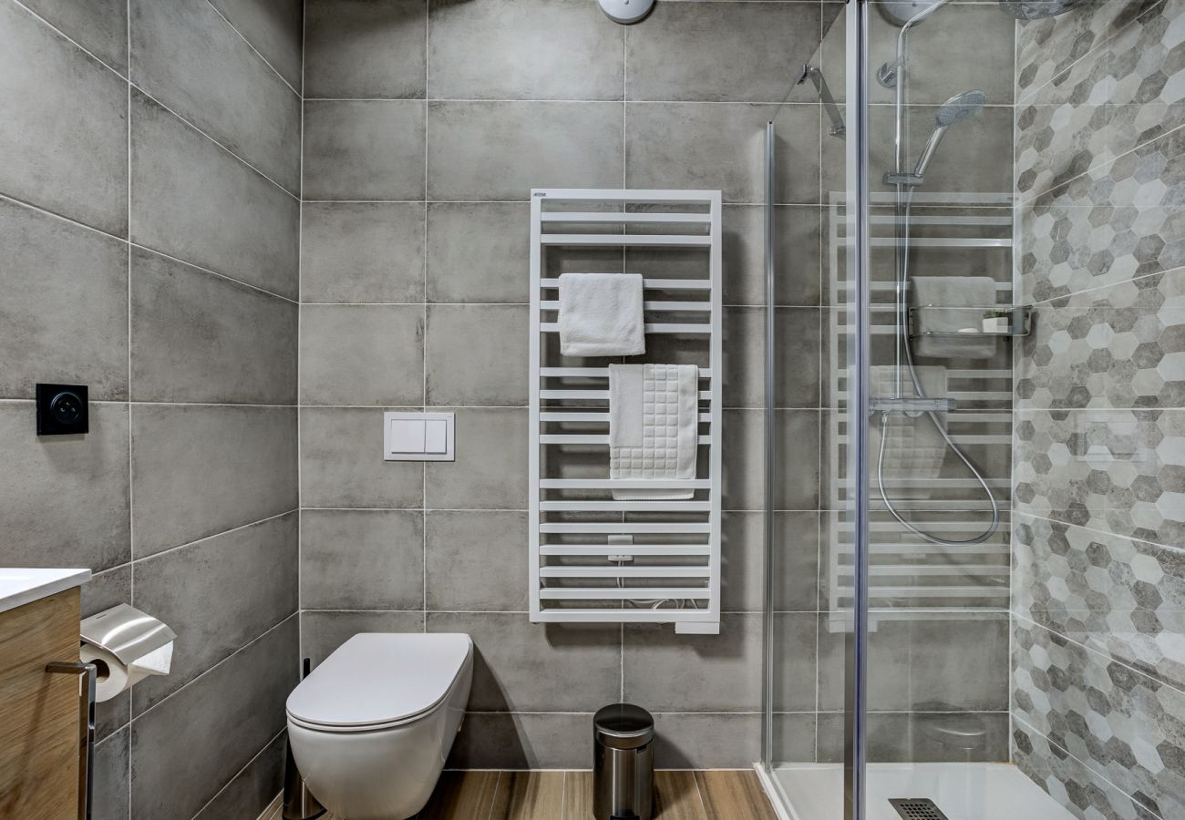 Salle de bain à l'étage inférieur White Pearl A32 a une salle de bain à l'étage inférieur