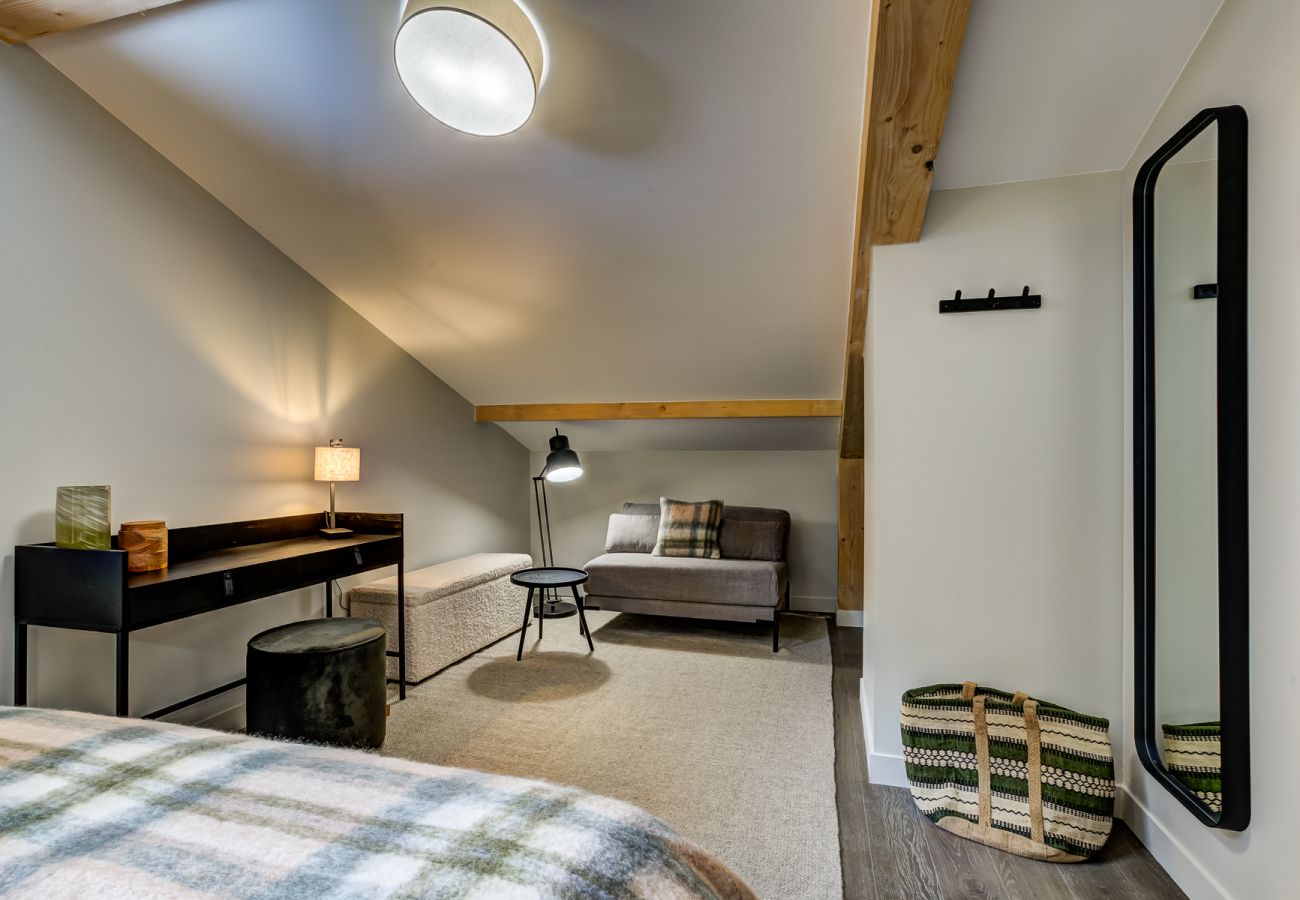 Chambre 2, spacieuse avec un coin salon cosy Chambre 2 de White Pearl A32 est spacieuse avec un coin salon cosy