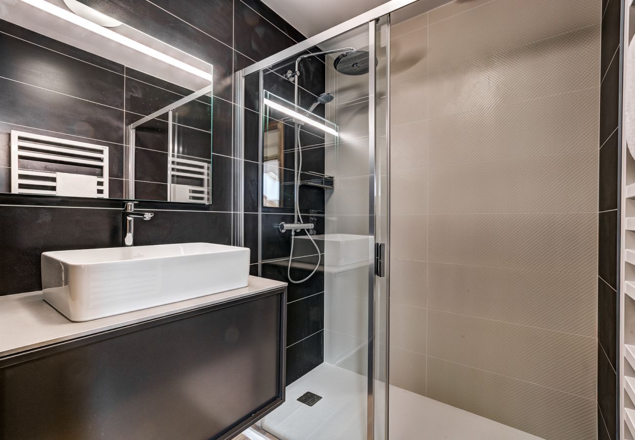 1ère salle d'eau avec grande douche L'étage supérieur de White Pearl A32 a 2 salles d'eau et un WC séparé