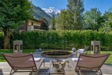 Chalet Seren a une grande terrasse avec un jacuzzi