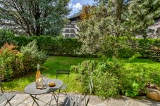 Brevent 2 a une terrasse en pierre donnant sur les jardins