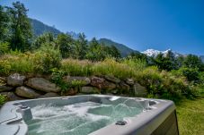 Planards 2 a un jacuzzi avec une vue sur les montagnes