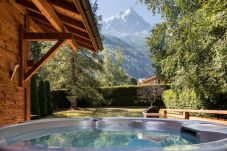 Chalet les Favrands a un jacuzzi avec belle vue sur les montagnes