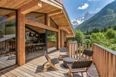 Chalet Breitalps a un balcon accessible du salon avec BBQ en été