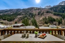 Vous pouvez dîner sur le balcon de la Blaitere 14 avec vue sur la chaîne du Mont Blanc