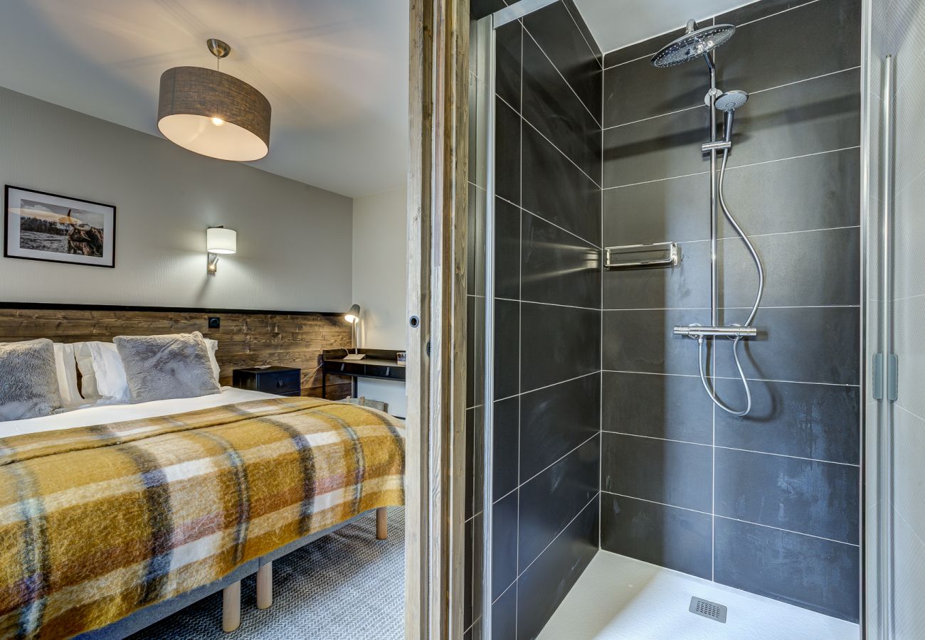 Salle de bain de la Chambre 1 avec douche et lavabo La salle de bain de la Chambre 1 de White Pearl A34 a une douche et lavabo