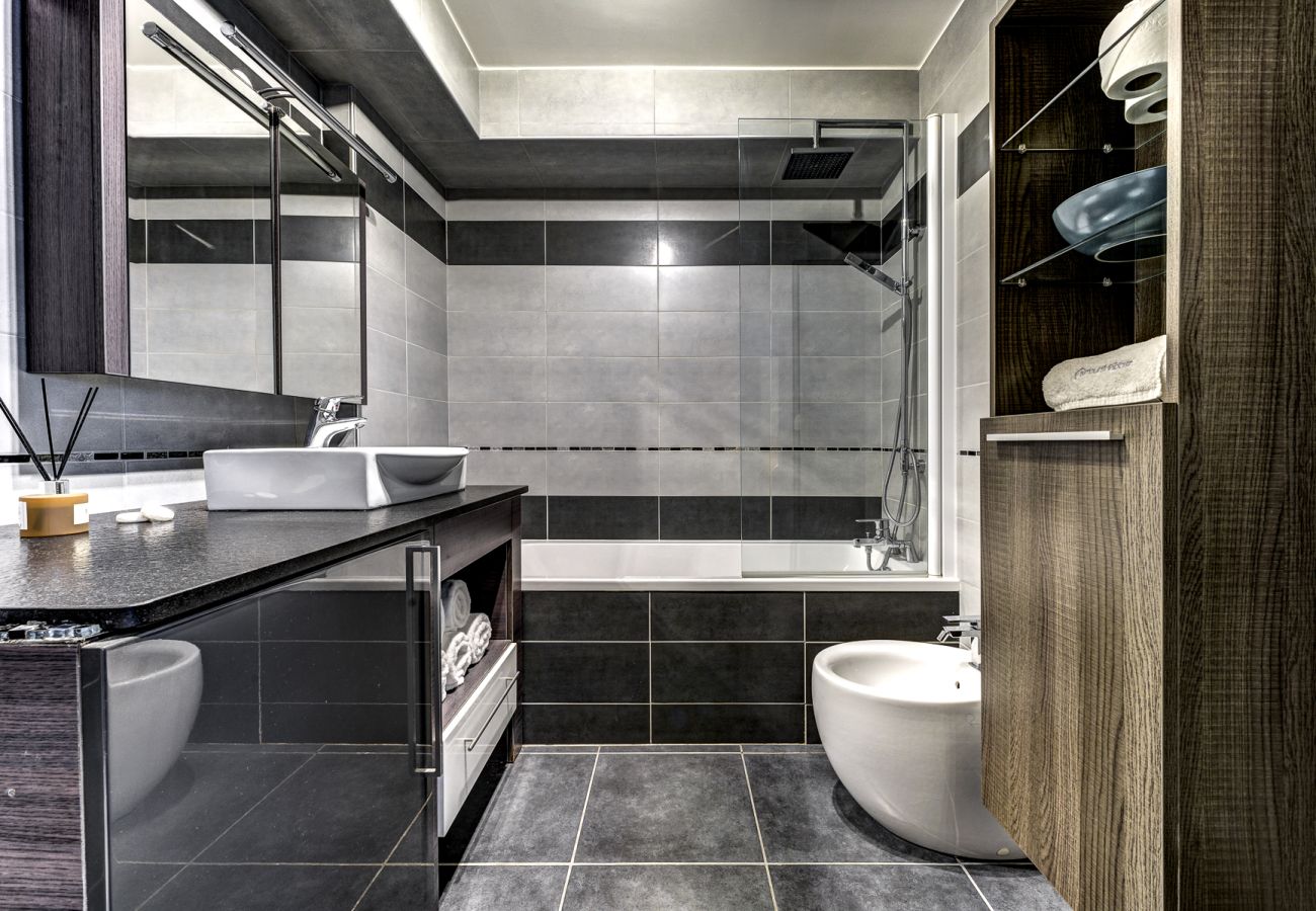 Salle de bain avec WC, bidet et lave-linge La salle de bain d'Aiguille 1 a un WC, bidet et lave-linge