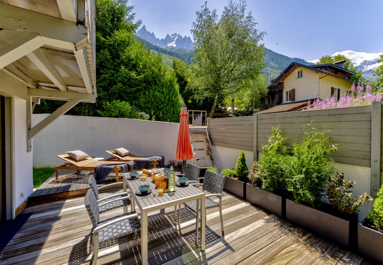 Terrasse superbe pour la vie en plein air Vue de les montages sur la terrasse de Aiguille 1