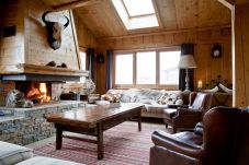 Chalet Amelie has comfortable seating around the fireplace