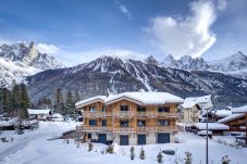 Green 6 has a fantastic location opposite the lift station to the Flegere ski area