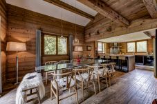 Chalet les Sauberands has a beautiful interior with original features.