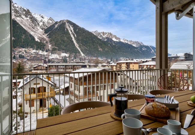 Outdoor dining with mountain views  At White Pearl A36 you can dine outdoors with mountain views