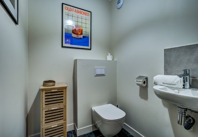 WC on lower floor White Pearl A36 has a WC on the lower floor