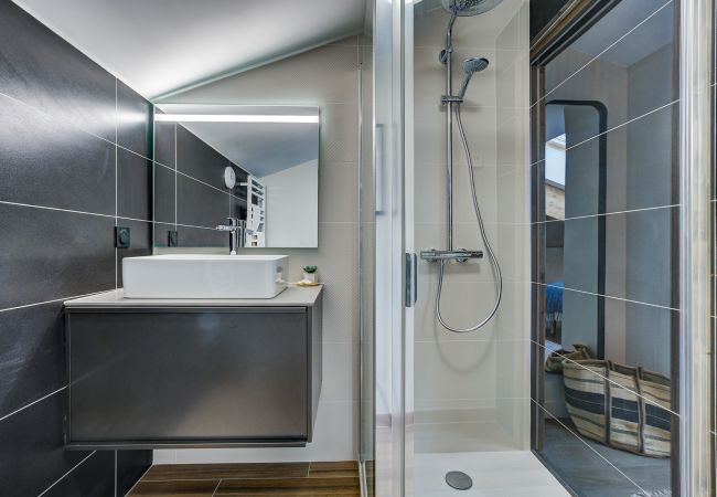 Ensuite to Bedroom 2 with shower and basin The ensuite to Bedroom 2 of White Pearl A36 has a shower and basin