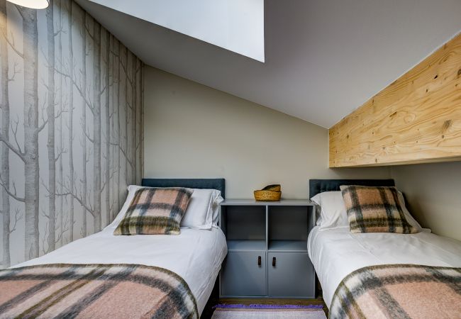 Bedroom 4, two single beds Bedroom 4 of White Pearl A36 has 2 single beds