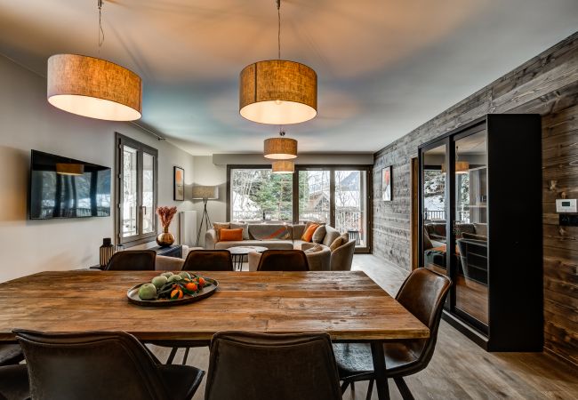 Dining table for 8 people White Pearl A32 has a dining table for 8 people