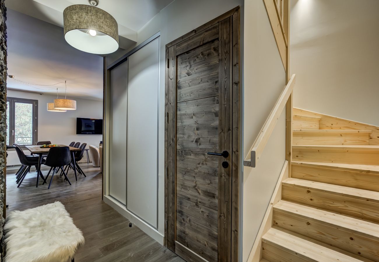 Entrance hallway with staircase to upper floor White Pearl A32 has an entrance hallway with a staircase to the upper floor