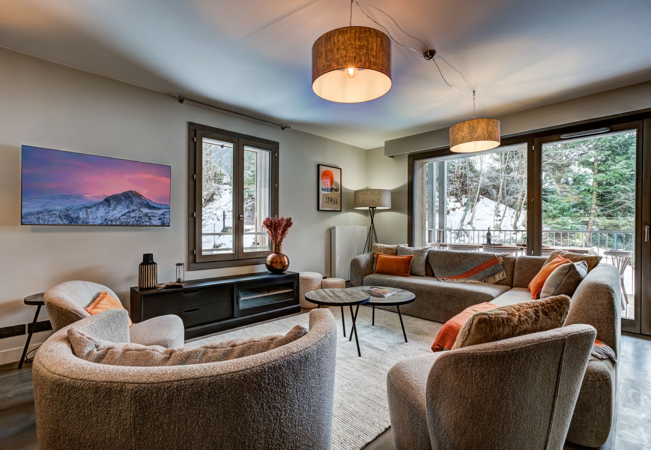 Luxurious lounge area with Smart TV White Pearl A32 has a lxurious lounge area with a Smart TV