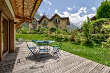 Outside dining at Green 2 with a view of the les Bossons glacier