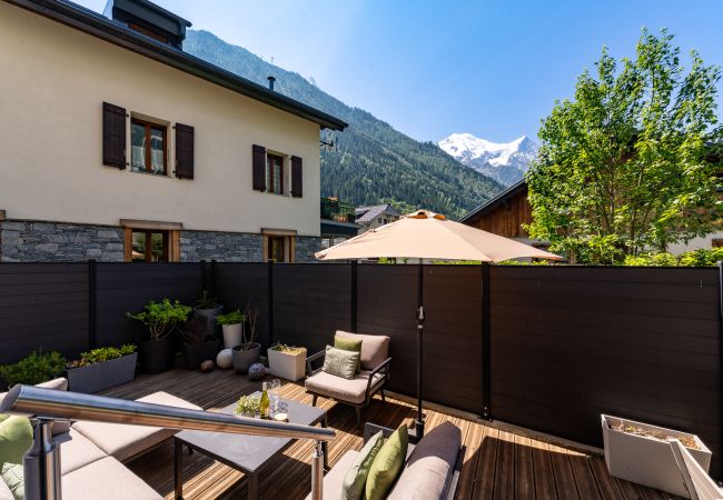 Sunny terrace with mountain views Chamois 1 has a sunny terrace with mountain views.