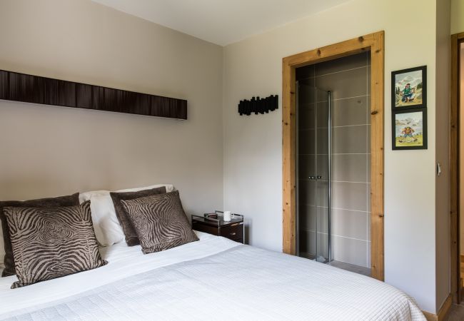 Bedroom 1, flexible double or twin room with ensuite shower and basin Bedroom 1 of Villa Floria is a flexible double or twin room with ensuite shower and basin