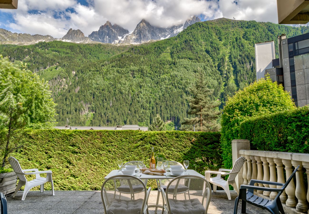 Large terrace with dining furniture and outdoor armchairs Villa Floria has a large terrace with dining furniture and outdoor armchairs