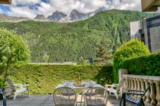 Villa Floria has a large terrace with dining furniture and outdoor armchairs