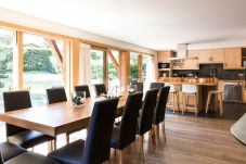 Chalet les Favrands has a bright, open plan living area