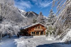 Chalet les Favrands is situated in a quiet, residential area and walkable to Chamonix town centre