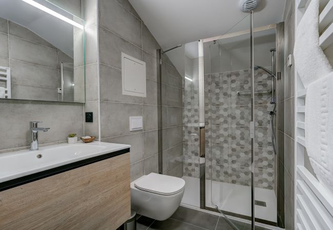 Shower room on upper floor White Pearl A34 has a shower room on the upper floor