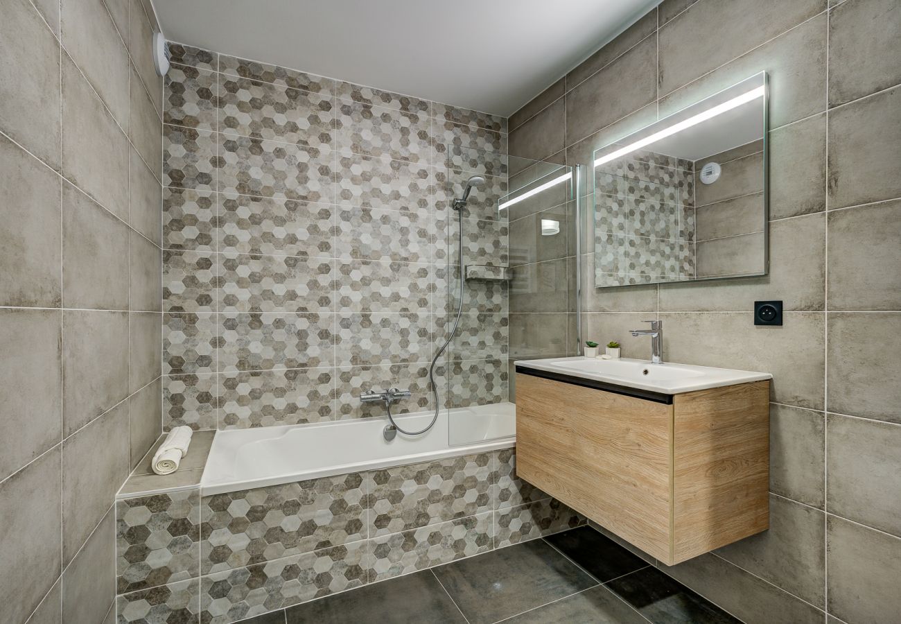 Bathroom with shower above the bath The bathroom of White Pearl A23 has a shower above the bath