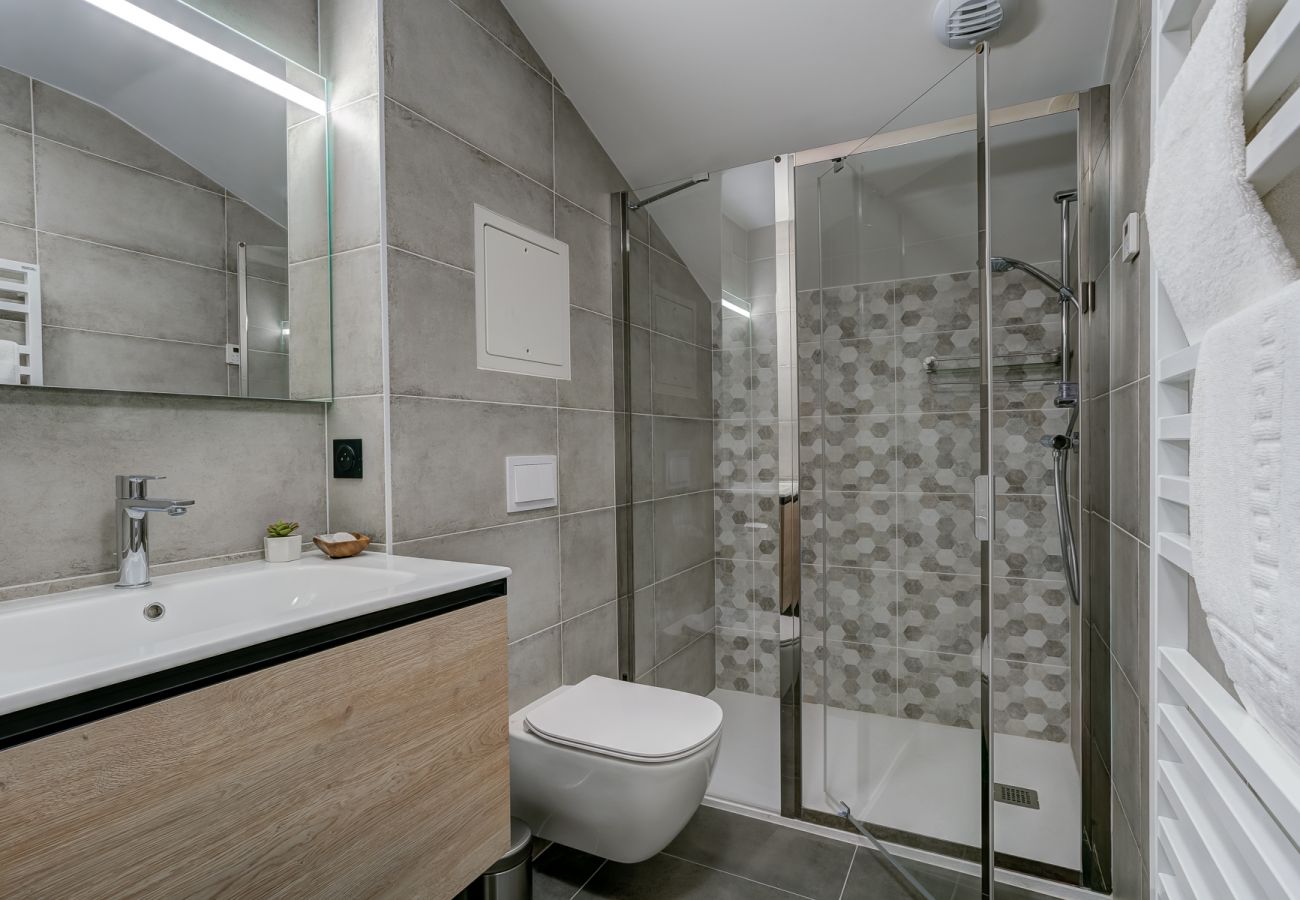 Shower room on upper floor White Pearl A34 has a shower room on the upper floor