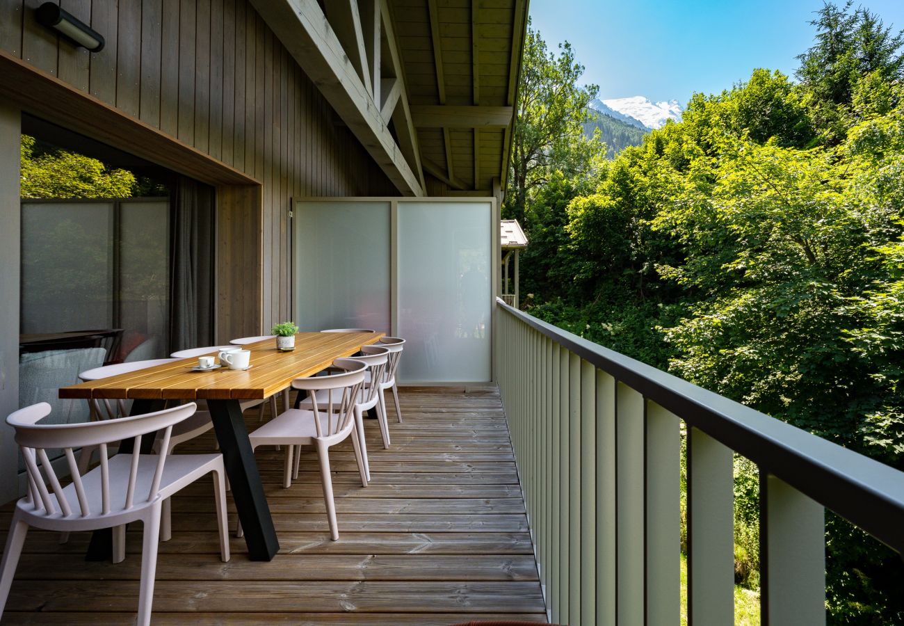 Outdoor dining for 8 people The balcony has space for 8 people to dine outside